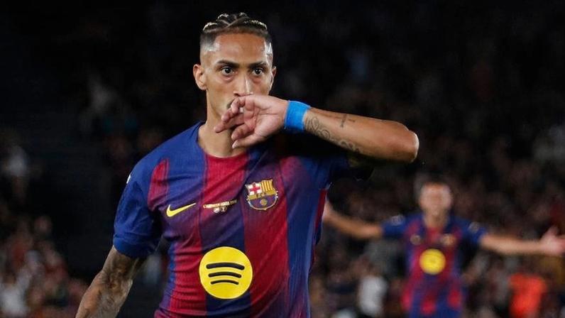 Raphinha, do Barcelona, comemora gol contra o Betis no Camp Nou