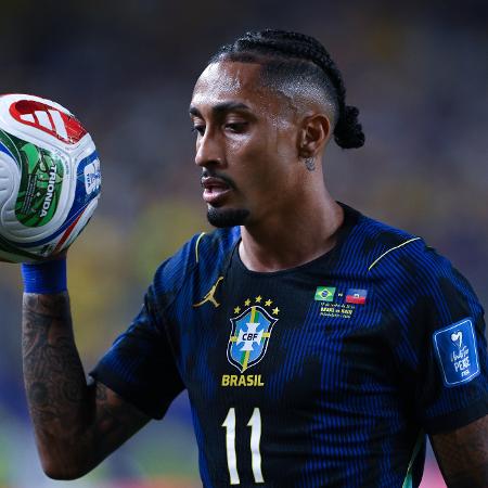 Raphinha em ação durante Brasil x Haiti, confronto da Copa do Mundo