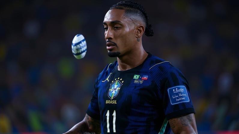Raphinha em ação durante Brasil x Haiti, confronto da Copa do Mundo