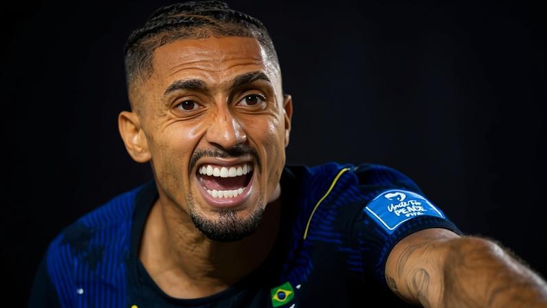 Raphinha gesticula durante Brasil x Haiti, duelo da Copa do Mundo