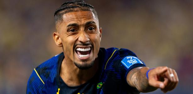 Raphinha gesticula durante Brasil x Haiti, duelo da Copa do Mundo