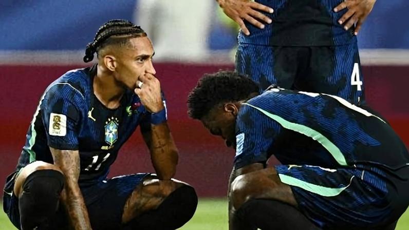Raphinha reclama de dores durante Brasil x Haiti; jogador foi substituído