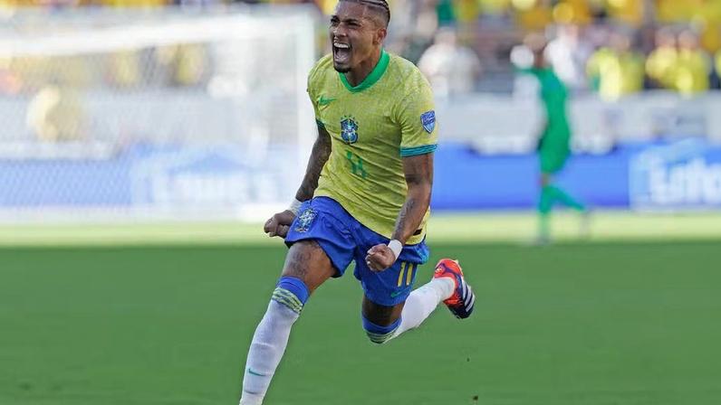 Raphinha celebra gol de falta pela seleção brasileira — Foto: Rafael Ribeiro/CBF