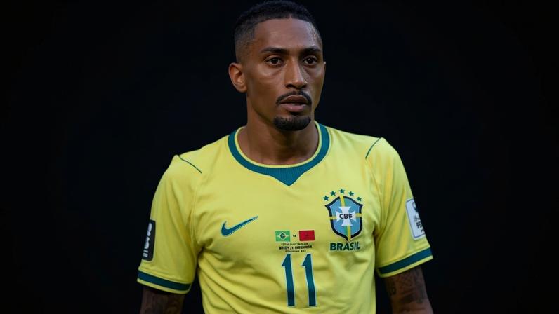 Raphinha relembra tempos de várzea em série da Netflix