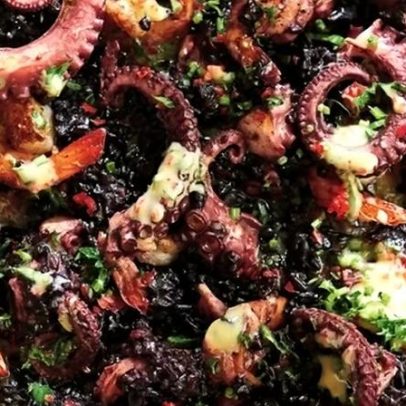 Arroz negro com camarão e polvo ganha destaque no cardápio
