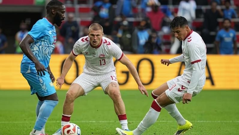 Rasmus Kristensen, da Dinamarca, disputa com Arthur Masuaku, do DR Congo, em amistoso