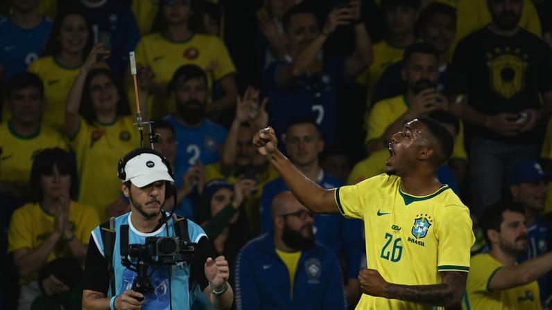 Rayan celebra seu primeiro gol pela Seleção Brasileira (Foto: Mauro Pimentel / AFP)