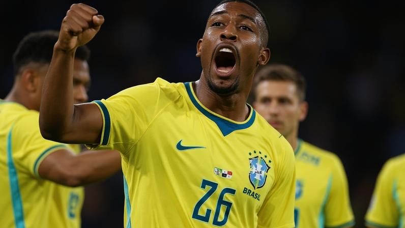 Rayan comemora seu primeiro gol pela seleção principal