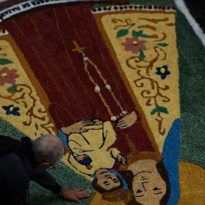 Tapetes de Corpus Christi são confeccionados na Avenida Chile, perto da Catedral