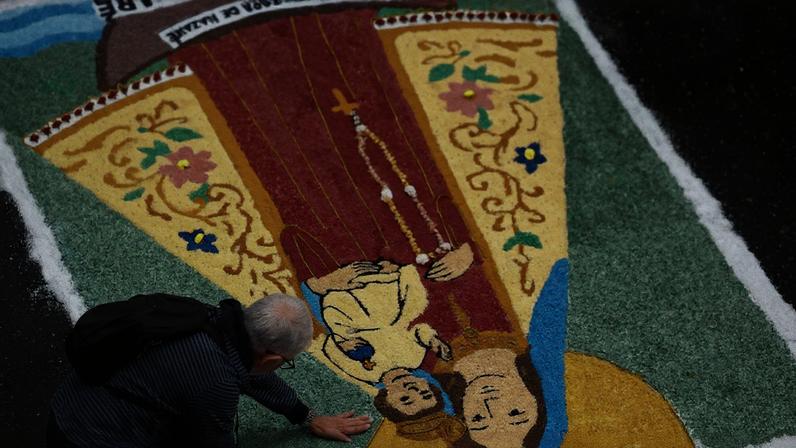 Tapetes de Corpus Christi são confeccionados na Avenida Chile, perto da Catedral