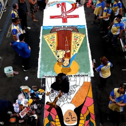 Fiéis superam chuva para confeccionar tapetes de Corpus Christi no Rio