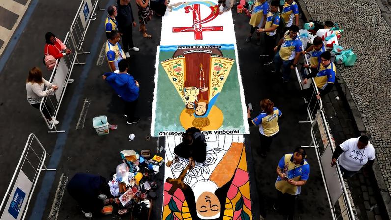 Rio de Janeiro (RJ), 04/06/2026 - Tapetes de Corpus Christi sendo confeccionados na avenida Chile, ao lado da Catedral Metropolitana de São Sebastião do Rio de Janeiro. Foto: Tânia Rêgo/Agência Brasil
