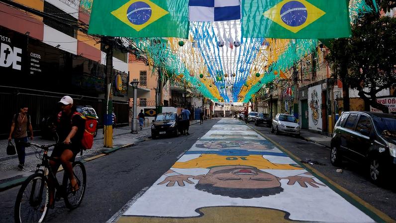 Rua Pereira Nunes, em Vila Isabel, zona norte da cidade, pintada e enfeitada para a Copa do Mundo de Futebol 2026. Foto: Tânia Rêgo/Agência Brasil