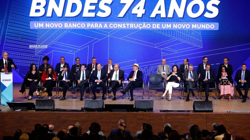 Rio de Janeiro (RJ), 22/06/2026 - A presidente da Petrobras Magda Chambriard fala durante evento. O presidente da República, Luiz Inácio Lula da Silva, participa da cerimônia de anúncios de ampliação dos investimentos no âmbito da Nova Indústria Brasil (NIB), além de parceria entre BNDES e Petrobras para pesquisa sobre minerais críticos e estratégicos, no Teatro BNDES, centro da cidade. Foto: Tânia Rêgo/Agência Brasil