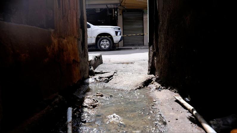 Esgoto a céu aberto em beco na comunidade Nova Holanda. Saneamento básico em localidades do Complexo da Maré.