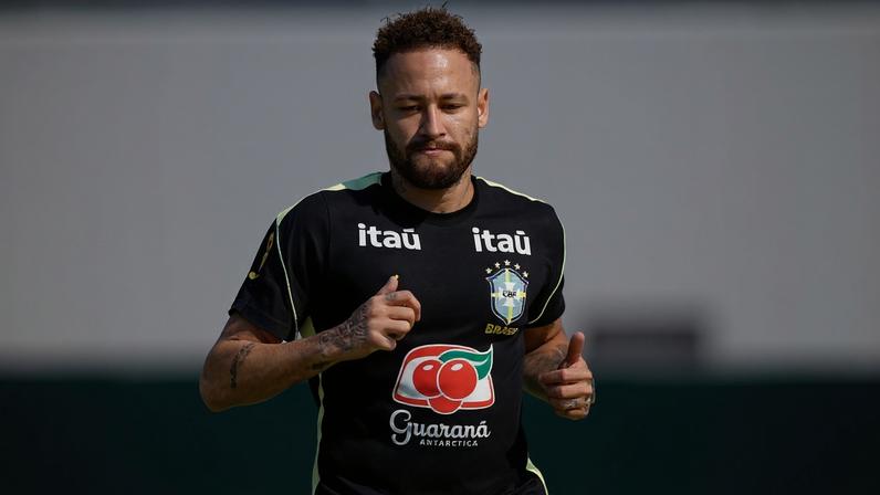 Neymar em campo durante treinamento da seleção brasileira