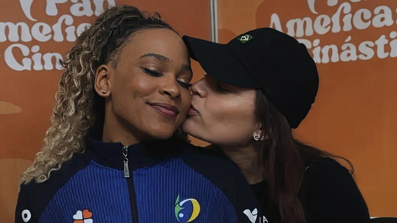 Rebeca Andrade recebe beijo de mulher após conquistar o ouro no Pan do Rio