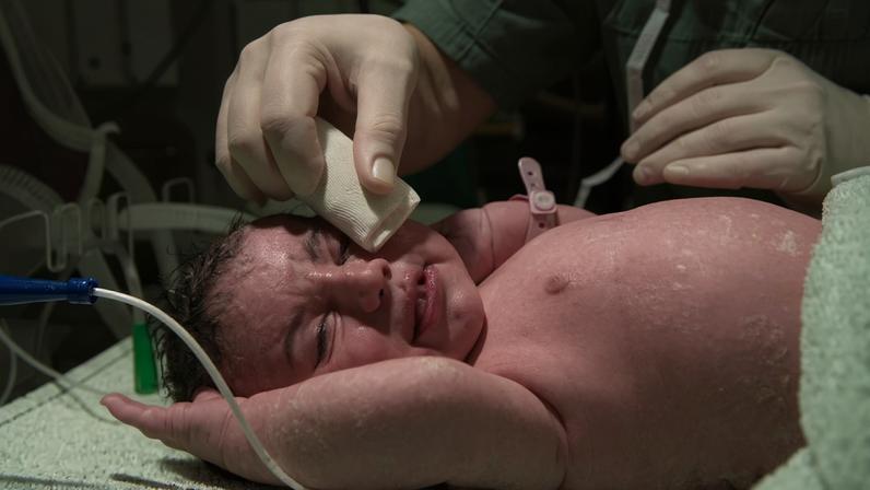 Imagem colorida de bebê recém-nascido - Metrópoles
