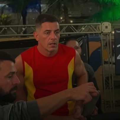 Bombeiro quebra recorde ao correr cinco maratonas em 24 horas na esteira