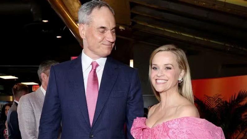 Reese Witherspoon com o namorado Oliver Haarmann no lançamento da série 'Elle', spin-off de 'Legalmente Loira' — Foto: Getty Images