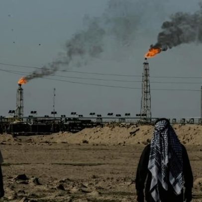 Petróleo cai mais de 5% com expectativa de reabertura do Estreito de Hormuz