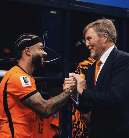 Rei da Holanda fala com Memphis Depay