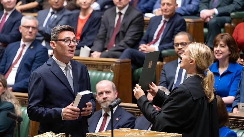 Andy Burnham fazendo seu juramento nesta segunda (22) para assumir uma vaga na Câmara dos Deputados do Reino Unido. (Foto: HOUSE OF COMMONS/EFE/EPA)
