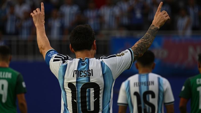 Messi comemora gol em Argentina x Argélia (Photo by Roberto SCHMIDT / AFP)