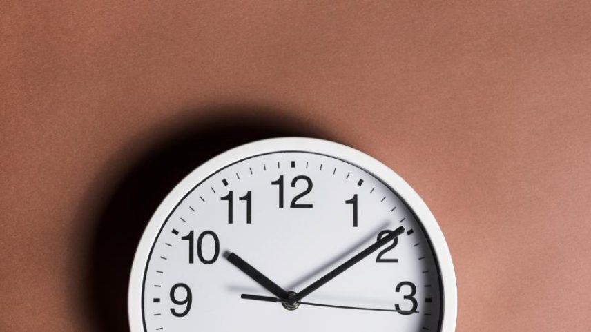 As abreviações de tempo seguem regras oficiais e devem ser usadas corretamente em horários e documentos