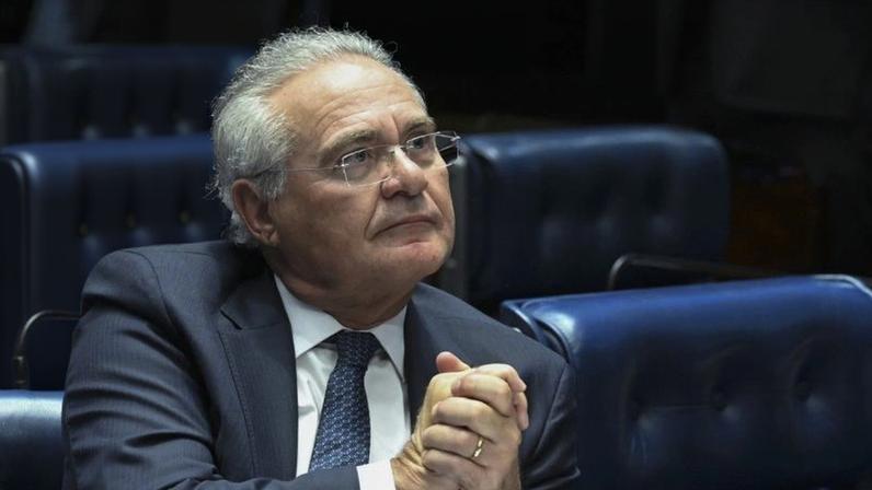 A decisão, do desembargador eleitoral Antonio José de Carvalho Araújo, determina a remoção definitiva de um vídeo publicado nas redes sociais do emedebista. Na imagem, Renan Calheiros durante sessão no Senado em 17 de dezembro de 2025