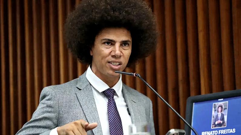 Renato Freitas (PT) discursa na Alep; processo de cassação do mandato foi suspenso pelo TJPR. (Foto: Orlando Kissner/Assembleia Legislativa do Paraná)