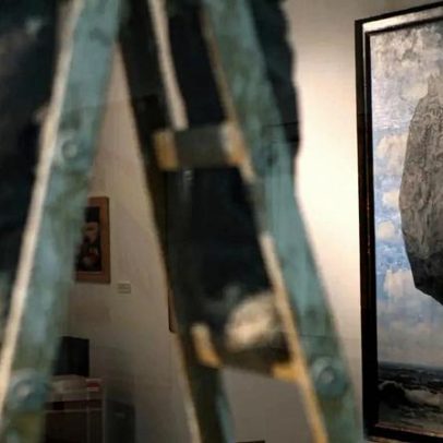 Menino fura obra de Magritte com pinha no Israel Museum