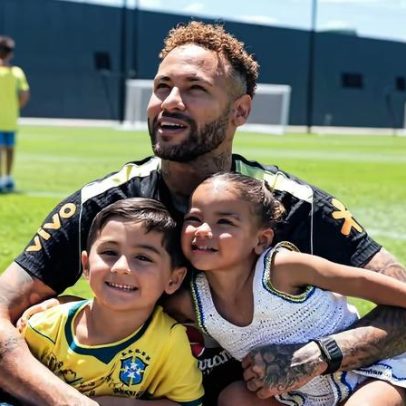 Neymar mostra fotos com a família no CT após treino com a Seleção