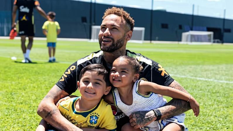 Neymar com a filha no CT da Seleção — Foto: Reprodução