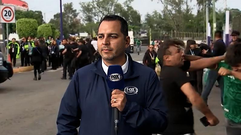 Repórter da Fox Sports México teve a entrada ao vivo interrompida por uma briga