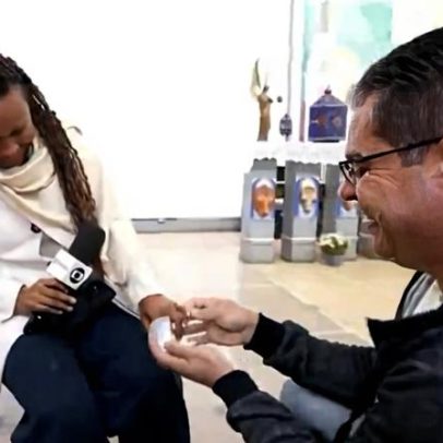 Repórter da TV Globo recebe pedido de casamento ao vivo