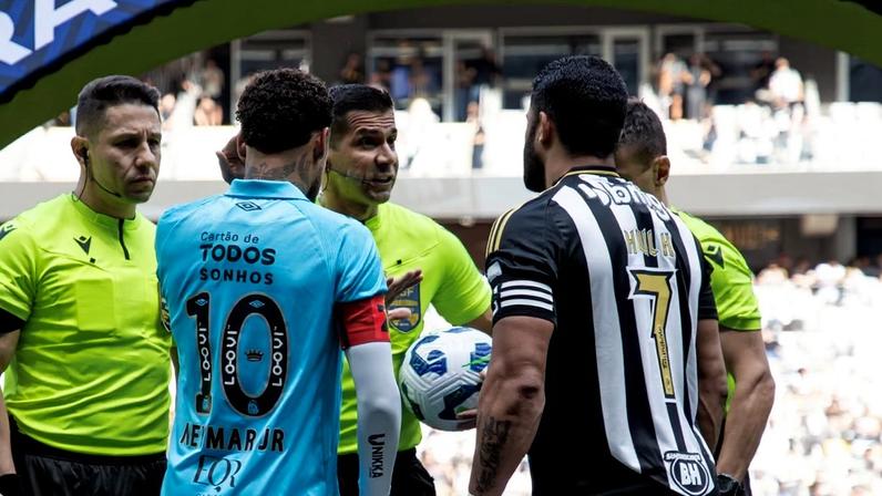 Neymar e Hulk em Atlético x Santos em 2025 (Foto: Pedro Souza / Atlético)
