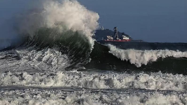 Ondas estourando: elevação do nível do mar. — Foto: © Fernando Frazão/Agência Brasil