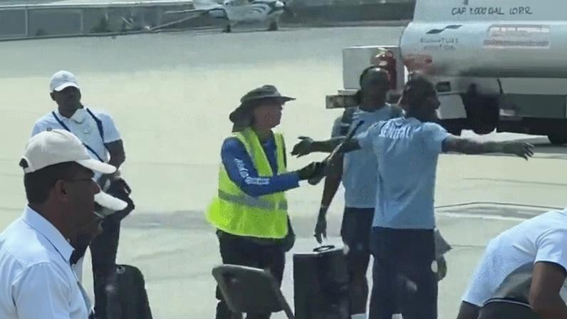 Revista dos jogadores de Senegal no aeroporto