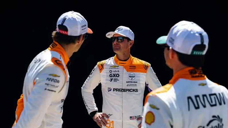 Ryan Hunter-Reay (centro) na Indy 500 de 2026