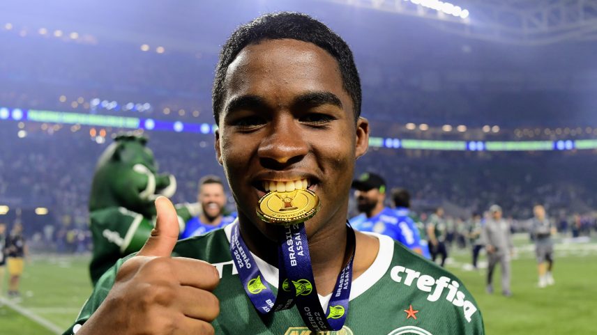 Endrick com medalha de campeão brasileiro pelo Palmeiras — Foto: Marcos Ribolli