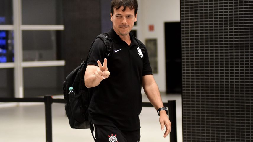 Técnico Fernando Diniz na chegada à Neo Química Arena para Corinthians x Barra pela quinta fase da Copa do Brasil — Foto: Marcos Ribolli