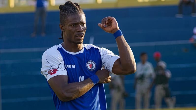 O zagueiro Ricardo Adé, durante a goleada do Haiti para Curaçao