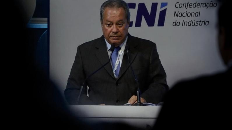 Ricardo Alban (esq.) diz que indústria pode ajudar no processo eleitoral; Lula (dir.), candidato à reeleição, não participou do evento da CNI