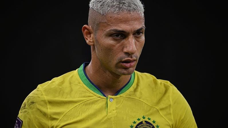 Richarlison comemora seu segundo gol na vitória do Brasil sobre a Sérvia na estreia da Copa do Mundo de 2022.