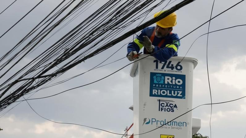 Servidor da Rioluz faz manutenção em fiação elétrica, na capital do Rio de Janeiro — Foto: Divulgação/Rioluz