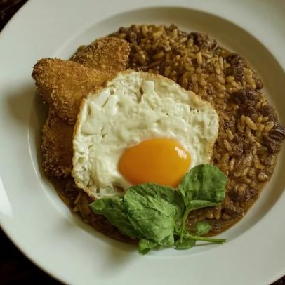 Risoto de picadinho com banana e ovo frito transforma clássico italiano