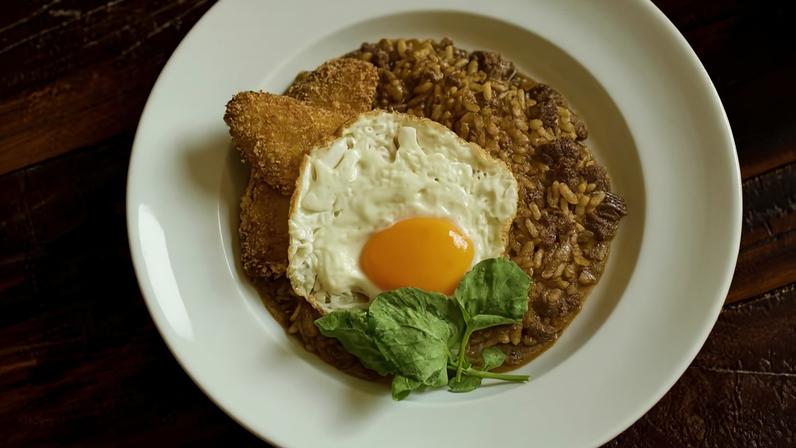 Receita de risoto de picadinho com banana e ovo frito — Foto: Bryan Galdin/Divulgação