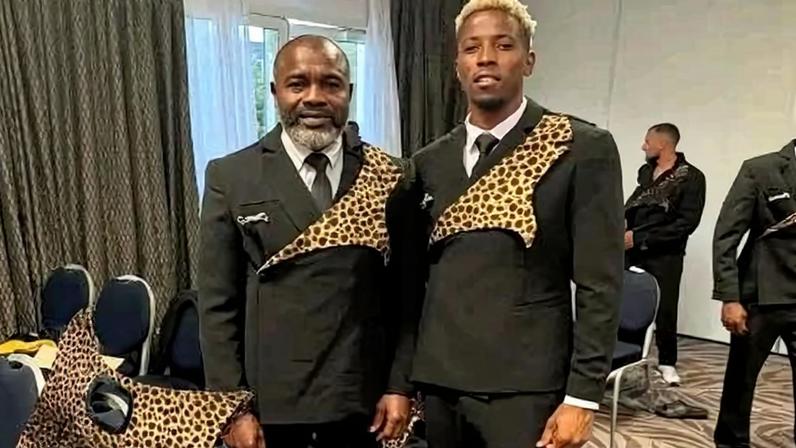 Robert Kidiaba (à esq.), ao lado do atacante Simon Banza, com o traje de passeio da seleção congolesa