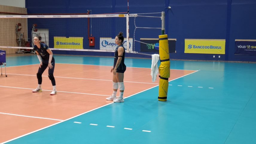 Bruninha, à direita, e Roberta, à esquerda, em treino da seleção feminina de vôlei — Foto: Lucas Espogeiro